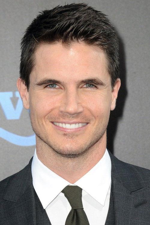 Portrait of actor Robbie Amell