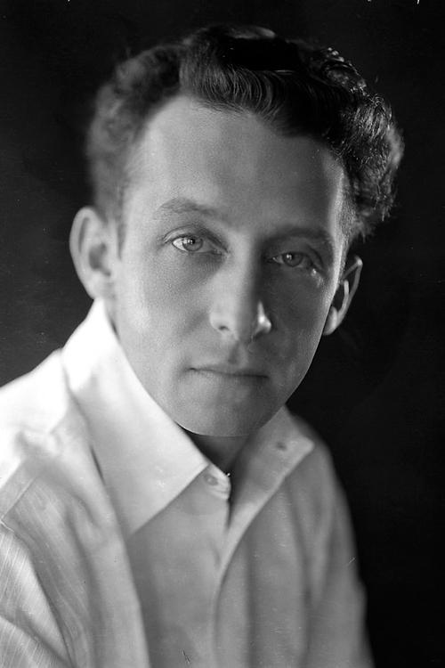 Portrait of actor Raymond Hatton